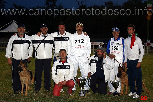 052.jpg - Gruppo dell'Allevamento Delori di Oronzo Giangreco. Si festeggiano i risultati: l'8 Auslese Olli Delori e la 6 eccellente Bania del Colle Guasco