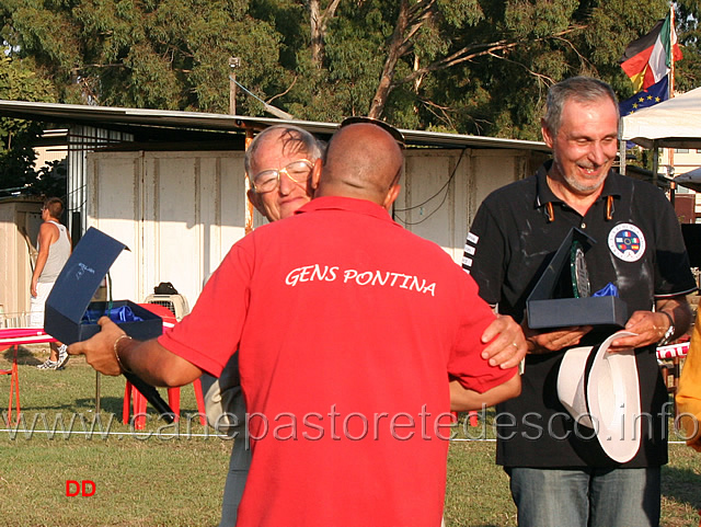 357.jpg - L'organizzatore Mario Bochicchio premia i giudici