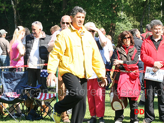 angelo-colasuonno.jpg - Angelo Colasuonno mentre chiama la sua Rania di Casa Beggiato