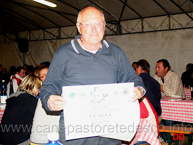 cena-sociale-06.jpg - Renzo Diani premiato per aver conseguito il primo posto con la squadra italiana  al Mondiale per Cani da Soccorso