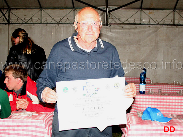 cena-sociale-07.jpg - Renzo Diani premiato per aver conseguito il primo posto con la squadra italiana  al Mondiale per Cani da Soccorso