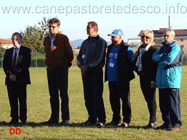 cerimonia-di-premiazione-02.jpg - Da sinistra: il sindaco di Cormòns, l'assessore allo Sport, Gianni Butò, Franco Musurana, il delegato ENCI Ambra Canu , Enzo Prest