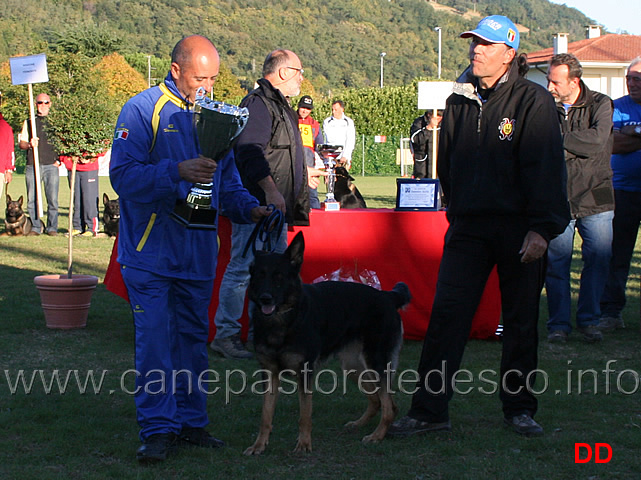 fernando-botticella-con-ara-v-amplus-miglior-femmina.jpg - Fernando Botticella con Ara v Amplus premiati dal Responsabile Regionale dell'Allevamento Giuseppe Carli