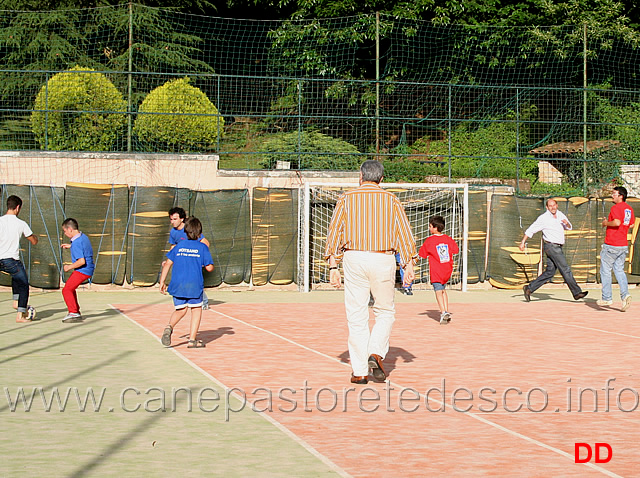 al-calcio-non-si-resiste-10.jpg - ...al calcio non si resiste. Divertitevi a riconoscere i giocatori di questa speciale partita di calcetto "SAS"