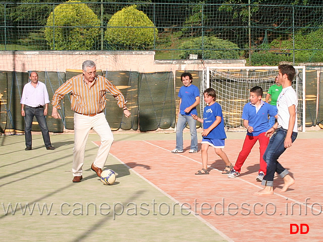 al-calcio-non-si-resiste-8.jpg - ...al calcio non si resiste. Divertitevi a riconoscere i giocatori di questa speciale partita di calcetto "SAS"