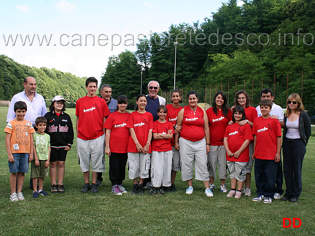 foto-di-gruppo-dei-partecipanti-al-campionato-sas-giovani-di-addestramento.jpg - I partecipanti al Campionato SAS Giovani di Addestramento con il Presidente SAS Luciano Musolino, il giudice Carlo Mezzetti, Salvatore Fontana, il Responsabile Giovani Maurizio Cipriani e il Presidente Regionale Maria Rosaria Sorrentino