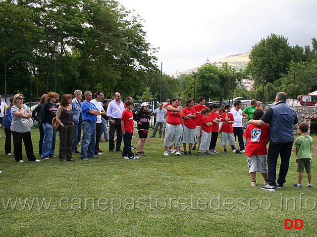 salvatore-fontana-lo-schutzhund-02.jpg - Dalla teoria alla pratica. Salvatore Fontana coinvolge i ragazzi dimostrando l'equilibrio del pastore tedesco al lavoro.