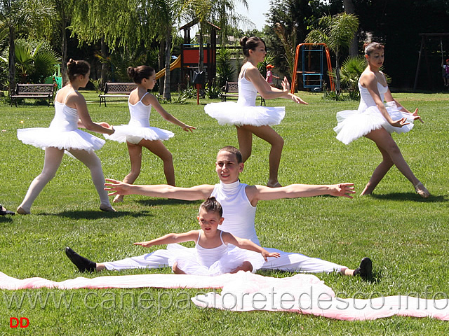 012.jpg - Il commosso ricordo per Sesto Carmelo con uno struggente balletto fatto da ragazzi