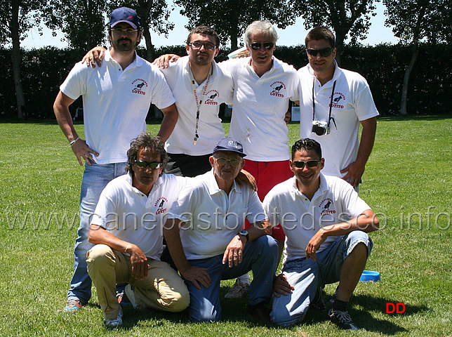 245.jpg - Foto di gruppo "dei Lotito" con ospite il grande Gino Mantellini