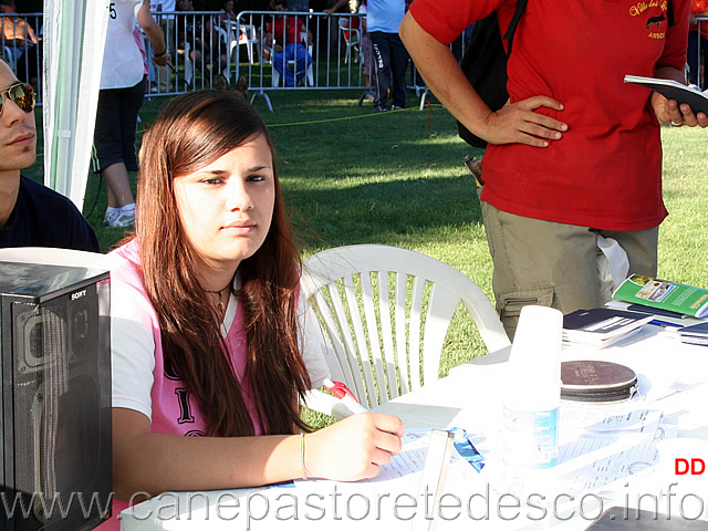 035.jpg - Adriana Ciurlia nella veste di segretaria di ring ha scritto tutti i giudizi dei cani presentati (lavoro svolto alla perfezione, anche quando il gazebo non faceva più ombra)