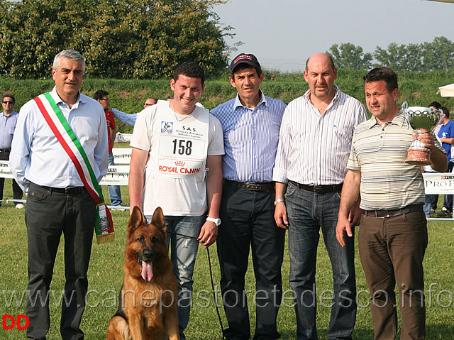 356.jpg - Premiazione del primo classificato in classe lavoro maschi