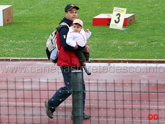 331.jpg - Tutti i concorrenti sfilano per sottoporsi al giudizio morfologico...con marito e figlia al seguito?