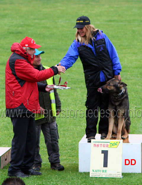 411.jpg - Il giudice Stefano Codemo premia la  Miglior Pista in IPO2: Promiseme Alexander della Decima Mas condotto da Manuela Incrocci punti 100