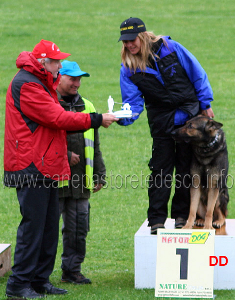 412.jpg - Il giudice Stefano Codemo premia la  Miglior Pista in IPO2: Promiseme Alexander della Decima Mas condotto da Manuela Incrocci punti 100