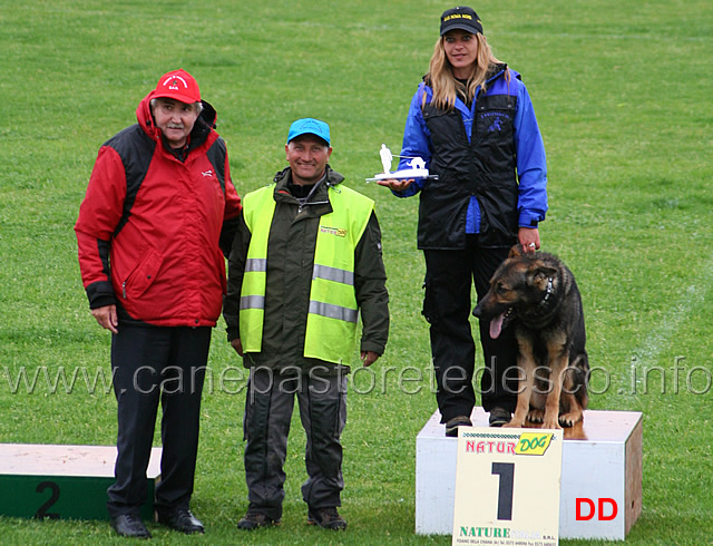 413.jpg - Il giudice Stefano Codemo premia la  Miglior Pista in IPO2: Promiseme Alexander della Decima Mas condotto da Manuela Incrocci punti 100