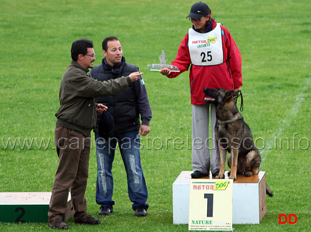 414.jpg - Il giudice Clemente Grosso  premia la  Miglior Obbedienza  in IPO1: Hirma di Oroval condotta da Barbara Sacco punti 88