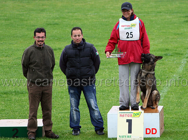 415.jpg - Il giudice Clemente Grosso  premia la  Miglior Obbedienza  in IPO1: Hirma di Oroval condotta da Barbara Sacco punti 88