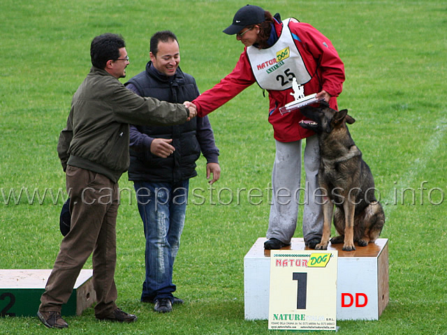 416.jpg - Il giudice Clemente Grosso  premia la  Miglior Obbedienza  in IPO1: Hirma di Oroval condotta da Barbara Sacco punti 88