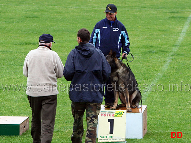 417.jpg - Il giudice Ezio Guerrino Roman  premia il  Miglior Attacco in IPO3: Ivan di Oroval condotto da Francesca Antonucci punti 97