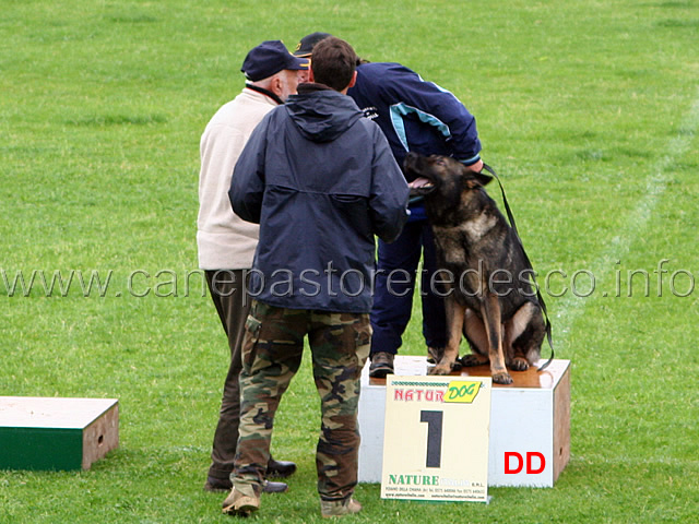 418.jpg - Il giudice Ezio Guerrino Roman  premia il  Miglior Attacco in IPO3: Ivan di Oroval condotto da Francesca Antonucci punti 97