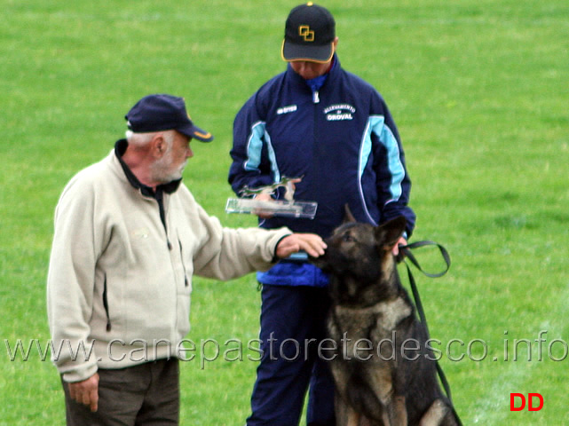 421.jpg - Il giudice Ezio Guerrino Roman  premia il  Miglior Attacco in IPO3: Ivan di Oroval condotto da Francesca Antonucci punti 97