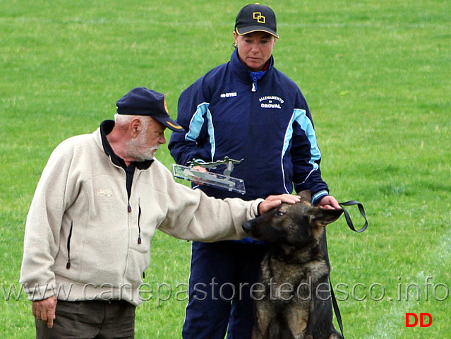 422.jpg - Il giudice Ezio Guerrino Roman  premia il  Miglior Attacco in IPO3: Ivan di Oroval condotto da Francesca Antonucci punti 97