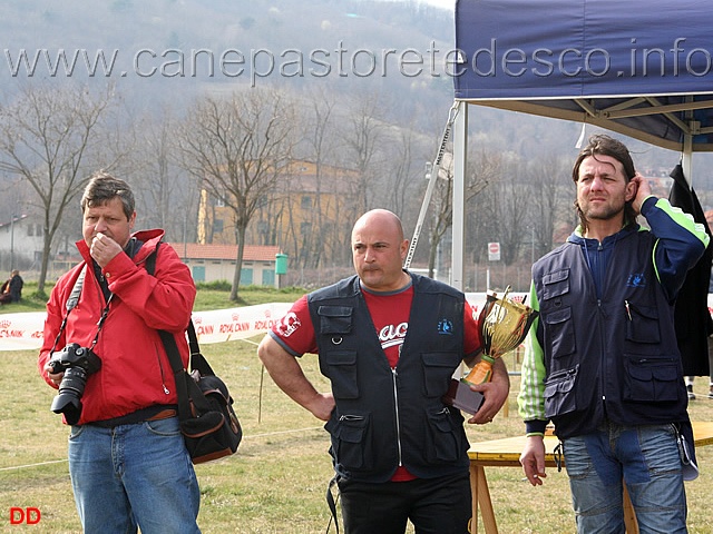 115.jpg - Il responsabile dell'allevamento attende di premiare il vincitore del Trofeo Memorial Marino