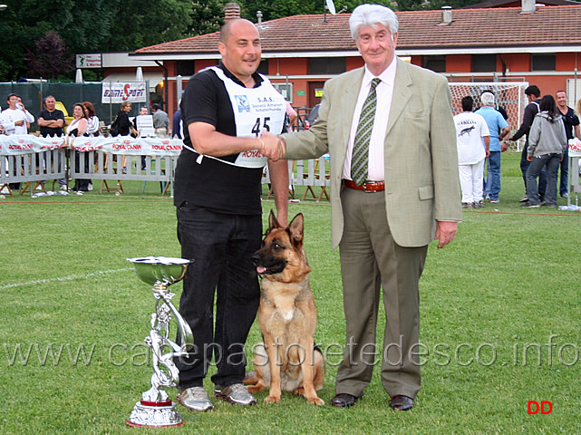 150.jpg - Il Presidente Verpelli consegna il Trofeo Walteri Gorrieri a Flora della Gens Pontina