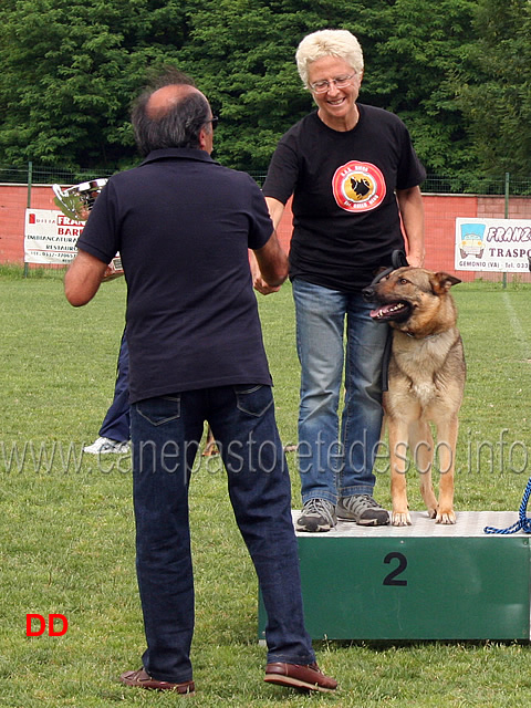 agatino-corvaia-premia-fiora-fiorentino-con-nina-della-croce-del-sud-3-in-avviamento.jpg - Agatino Corvaia premia Fiora Fiorentino con Nina della Croce del Sud 2 in Avviamento