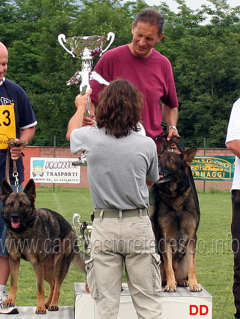 christian-sesto-consegna-il-trofeo-sesto-carmelo-a-francesco-balestrieri.jpg - Christian Sesto consegna il Trofeo Memorial Carmelo Sesto a Francesco Balestrieri