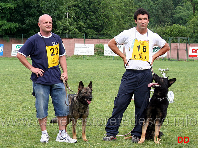 la-squadra-per-la-wusv-vincenzo-panini-con-quina-e-paolo-mastrapasqua-con-dax.jpg - La squadra che rappresenterà l'Italia alla WUSV 2010:Vincenzo Panini con Quina e Paolo Mastrapasqua con Dax