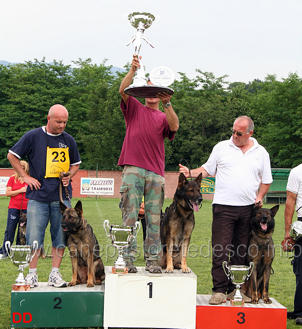 memorial-sesto-carmelo-podio-IPO3.jpg - Francesco Balestrieri solleva al cielo il Trofeo dedicato a Sesto Carmelo