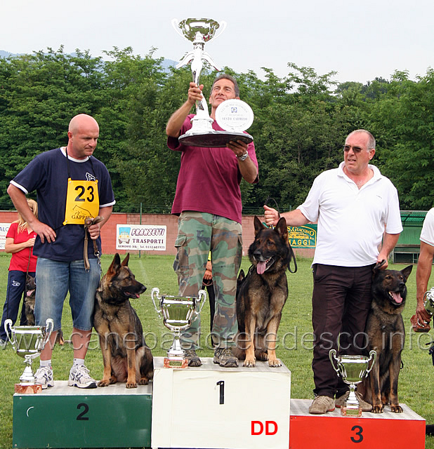 memorial-sesto-carmelo-trofeo.jpg - Francesco Balestrieri solleva al cielo il Trofeo dedicato a Sesto Carmelo