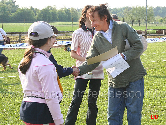 144.jpg - Il giudice Salvatore Capetti premia il socio juniores Marco Cutecchia