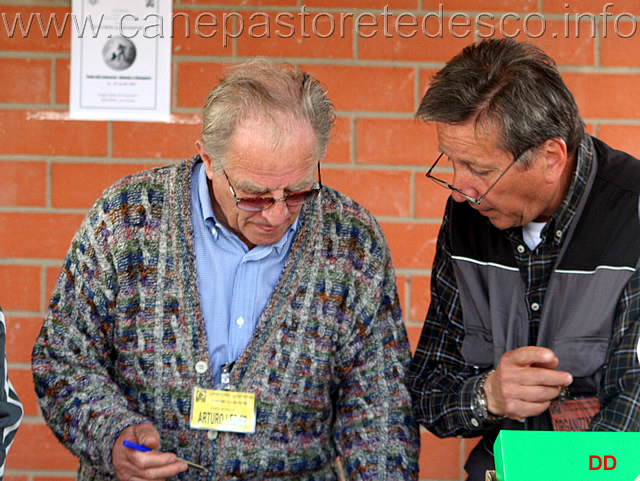 199.jpg - Foto d'ambiente. Il giudice Arturo Lezier in segreteria alle prese con la burocrazia