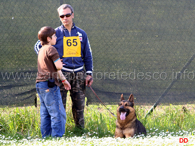 220.jpg - Si attende la cerimonia di premiazione.Nicola Rasicci con il figlio e Roy