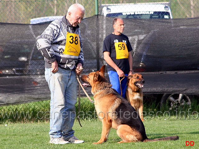 228.jpg - Si attende la cerimonia di premiazione.Raffaele Nappi con Arro di Casa Nappi