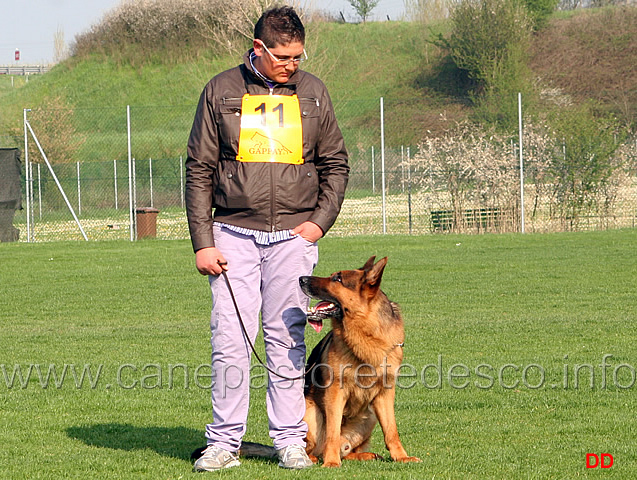 233.jpg - Si attende la cerimonia di premiazione.Pasquale Abbagnale con Rocky (Omer)