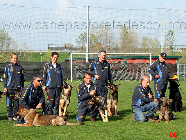 240.jpg - Cerimonia di premiazione. Il cani con l'affisso della Decima Mas