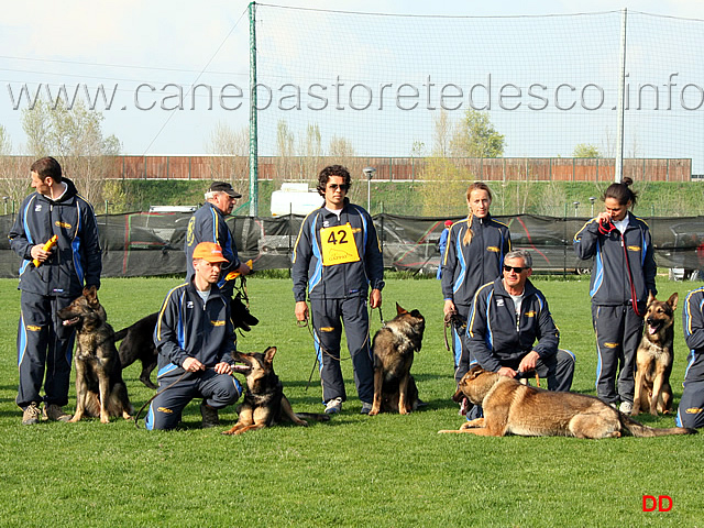 242.jpg - Cerimonia di premiazione. Il cani con l'affisso della Decima Mas