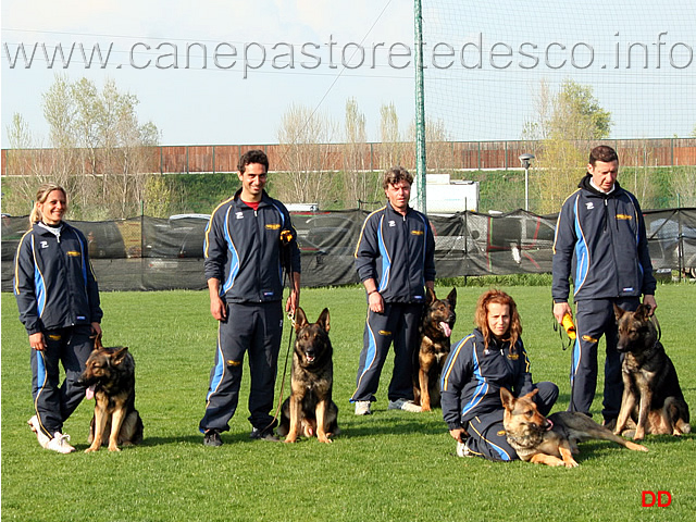 243.jpg - Cerimonia di premiazione. Il cani con l'affisso della Decima Mas