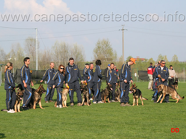 245.jpg - Cerimonia di premiazione. Il cani con l'affisso della Decima Mas