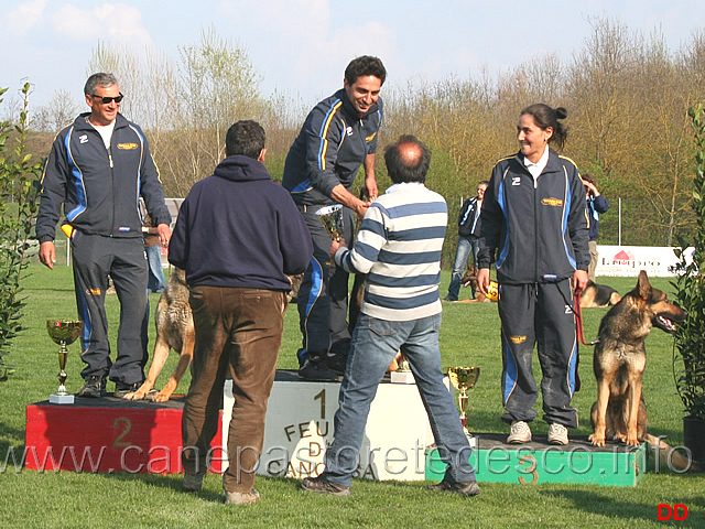 262.jpg - Premiazione IPO1: Giacobbe con Vito della XMas premiato per la migliore pista (98 punti Ecc)