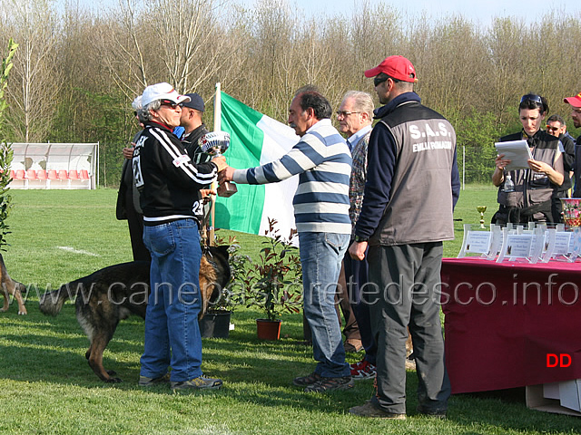 294.jpg - Savino Damato con Chock premiato per la miglior pista (99 Ecc) (ex aequo Valerio Buratti con Kim)