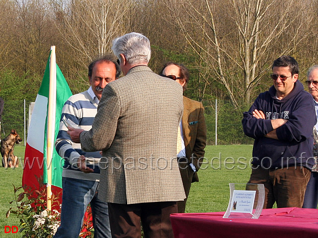 305.jpg - Il Presidente Verpelli premia i giudici della gara: Agatino Corvaia, Egidio Budelli e Arturo Lezier