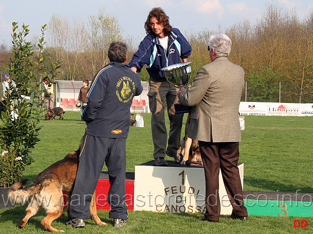 313.jpg - Il Presidente Verpelli consegna il premio per il miglior allevamento a Christian Sesto, per volontà di Daniele Barbanera