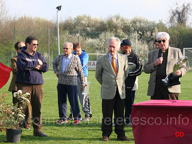 317.jpg - Il Presidente visibilmente commosso ricorda Sesto Carmelo e consegna il Trofeo a lui dedicato alla Regione che ha ottenuto la somma più alta dei punteggi nella manifestazione