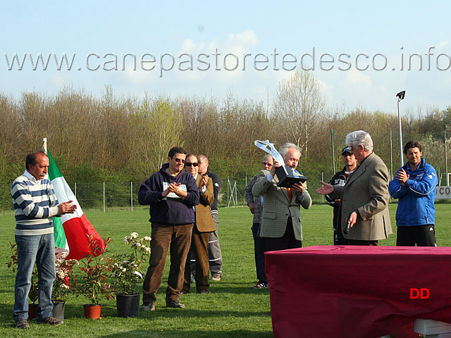 318.jpg - Il Trofeo Sesto Carmelo viene vinto dalla Regione Emilia Romagna e ritirato dal Responsabile Regionale dell'Allevamento Luigi Bricchi