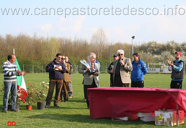 319.jpg - Il Trofeo Sesto Carmelo viene vinto dalla Regione Emilia Romagna e ritirato dal Responsabile Regionale dell'Allevamento Luigi Bricchi