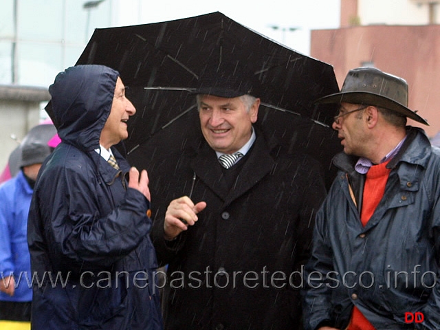 118.jpg - Salvatore Capetti e Reinhardt Meyer commentano la classe cuccioloni maschi